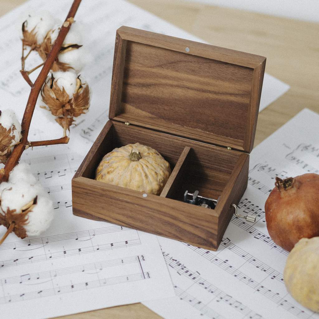 Caja de musica de madera de nogal Astros